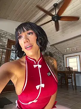 Snapshot of LushianaFitness chatting on February 14, 5:36 pm LushianaFitness online show from February 14, 5:36 pm