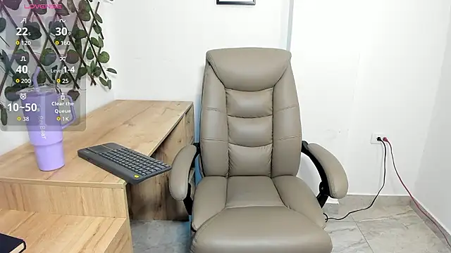 Snapshot of Madeleine__w chatting on February 13, 12:06 am Madeleine w online show from February 13, 12:06 am