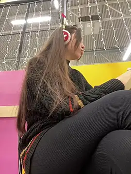 Snapshot of pantyless chatting on December 11, 11:21 pm pantyless online show from December 11, 11:21 pm