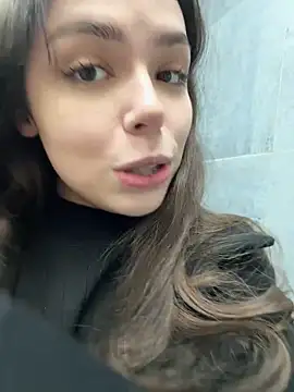 Snapshot of pantyless chatting on April 1, 11:35 pm pantyless online show from April 1, 11:35 pm