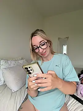 Snapshot of Giuliana_baby chatting on June 9, 7:47 pm Giuliana baby online show from June 9, 7:47 pm