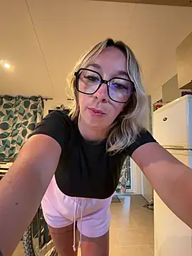 Snapshot of Giuliana_baby chatting on July 13, 8:00 pm Giuliana baby online show from July 13, 8:00 pm
