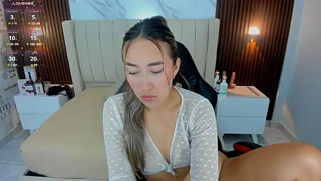 Snapshot of CAMILAGRAY chatting on May 29, 12:25 pm CAMILAGRAY online show from May 29, 12:25 pm