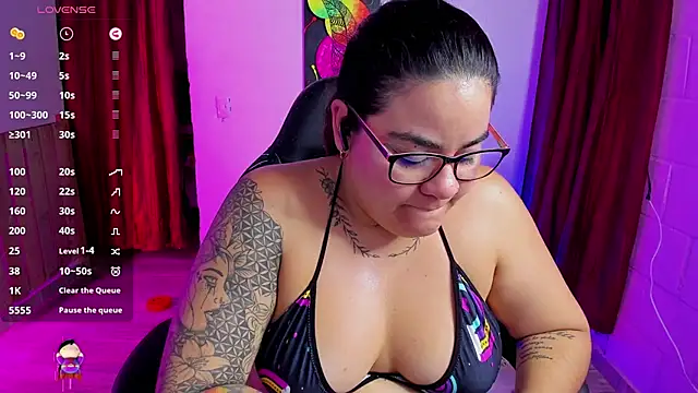 Snapshot of Sharon_hils chatting on January 13, 10:13 pm Sharon hils online show from January 13, 10:13 pm