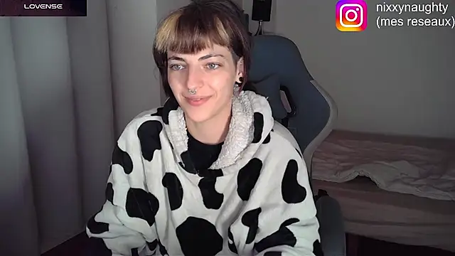 Snapshot of Nixxy_naughty chatting on February 5, 8:14 pm Nixxy naughty online show from February 5, 8:14 pm