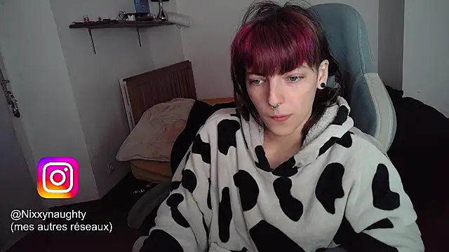 Snapshot of Nixxy_naughty chatting on March 17, 10:49 pm Nixxy naughty online show from March 17, 10:49 pm