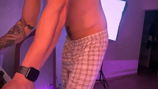 Snapshot of _mike_new chatting on February 7, 8:31 pm  mike new online show from February 7, 8:31 pm