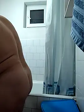 Snapshot of intx800 chatting on December 12, 3:21 am intx800 online show from December 12, 3:21 am