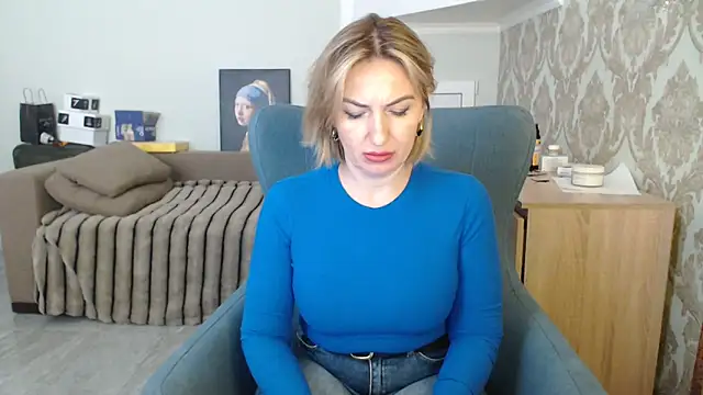 Snapshot of Mallinia chatting on April 21, 11:49 am Mallinia online show from April 21, 11:49 am