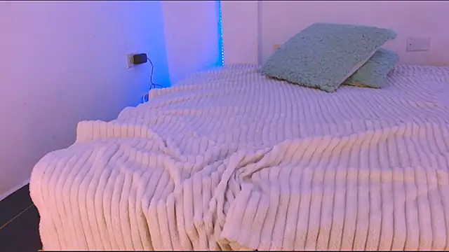 Emily Williams12 online show from March 27, 1:33 am