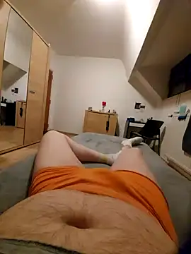 Snapshot of pascalino100 chatting on February 16, 10:43 pm pascalino100 online show from February 16, 10:43 pm