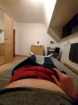 Snapshot of pascalino100 chatting on February 19, 5:49 pm pascalino100 online show from February 19, 5:49 pm