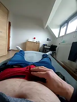 Snapshot of pascalino100 chatting on February 20, 12:36 pm pascalino100 online show from February 20, 12:36 pm