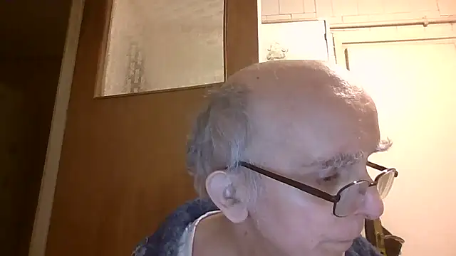 Snapshot of mariusica1@xh chatting on April 18, 7:58 pm mariusica1xh online show from April 18, 7:58 pm