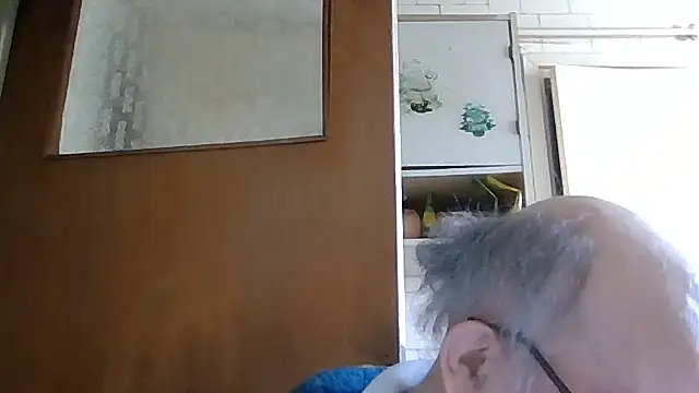 Snapshot of mariusica1@xh chatting on April 27, 3:32 pm mariusica1xh online show from April 27, 3:32 pm