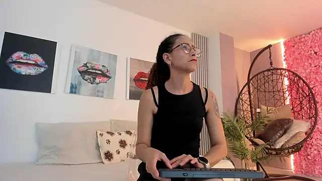 Snapshot of Angela_donnato chatting on January 29, 3:54 am Angela donnato online show from January 29, 3:54 am