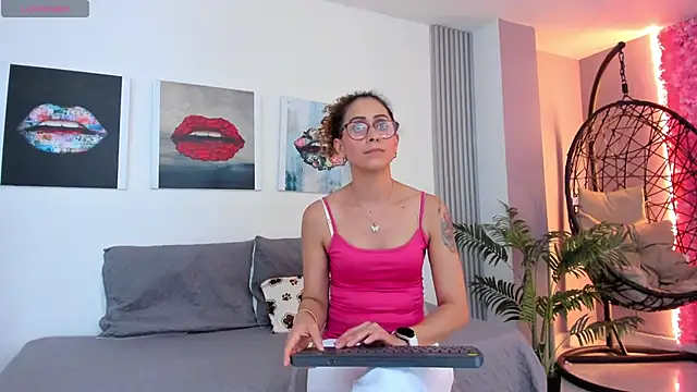 Snapshot of Angela_donnato chatting on February 7, 3:34 am Angela donnato online show from February 7, 3:34 am