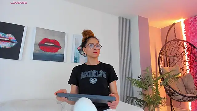 Snapshot of Angela_donnato chatting on February 28, 3:15 am Angela donnato online show from February 28, 3:15 am