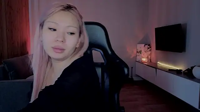 RileyMee online show from April 13, 4:29 am