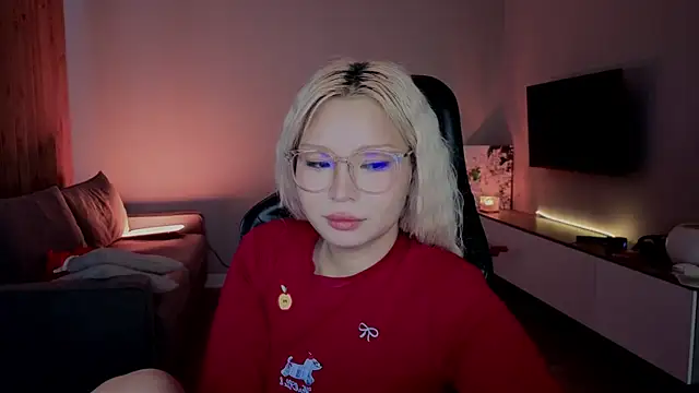 RileyMee online show from April 17, 4:37 am