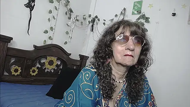 Snapshot of DominaLeona chatting on May 18, 10:04 pm DominaLeona online show from May 18, 10:04 pm