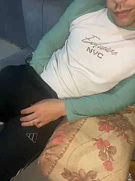 Snapshot of YawlingJingoist chatting on November 19, 2:00 am YawlingJingoist online show from November 19, 2:00 am