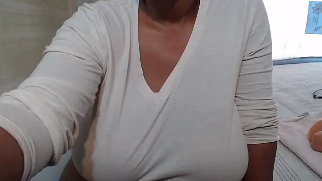 Snapshot of FlavoredNia chatting on March 4, 8:13 am FlavoredNia online show from March 4, 8:13 am