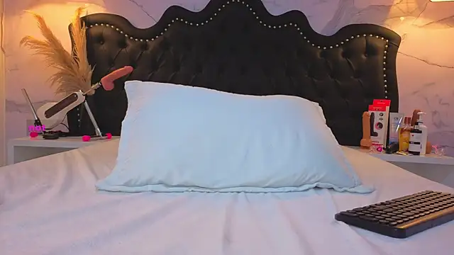 Snapshot of Carohorny4u chatting on May 15, 11:01 pm Carohorny4u online show from May 15, 11:01 pm