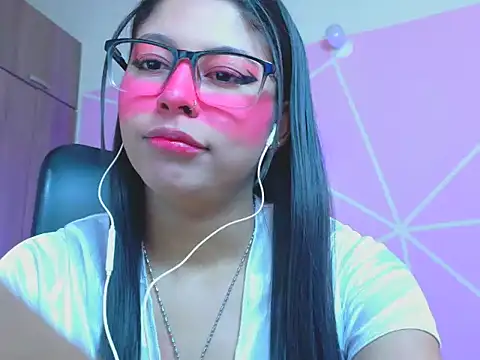 Snapshot of _ALLYSON18_ chatting on May 12, 11:51 am ALLYSON18 online show from May 12, 11:51 am
