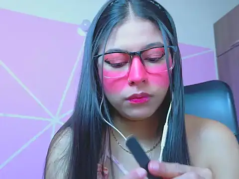 Snapshot of _ALLYSON18_ chatting on June 2, 11:45 am ALLYSON18 online show from June 2, 11:45 am