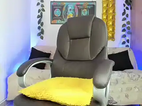 Snapshot of mikee_scooth chatting on January 19, 3:21 pm mikee scooth online show from January 19, 3:21 pm