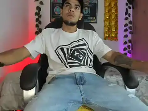 Snapshot of mikee_scooth chatting on February 5, 9:07 pm mikee scooth online show from February 5, 9:07 pm