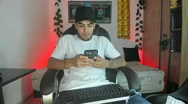 Snapshot of mikee_scooth chatting on February 11, 4:01 am mikee scooth online show from February 11, 4:01 am