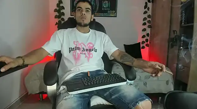 Snapshot of mikee_scooth chatting on February 15, 4:36 am mikee scooth online show from February 15, 4:36 am