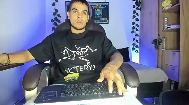 Snapshot of mikee_scooth chatting on March 7, 3:29 am mikee scooth online show from March 7, 3:29 am