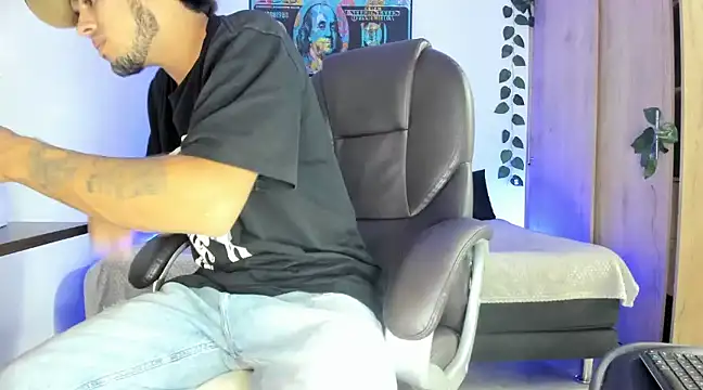 Snapshot of mikee_scooth chatting on March 8, 3:39 am mikee scooth online show from March 8, 3:39 am