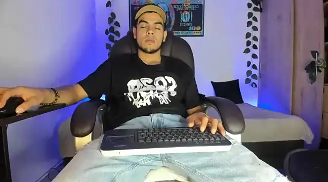 Snapshot of mikee_scooth chatting on March 8, 9:50 am mikee scooth online show from March 8, 9:50 am