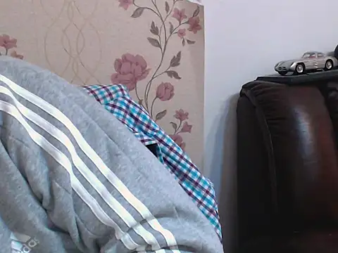 Snapshot of Leo_1617 chatting on March 28, 10:48 am Leo 1617 online show from March 28, 10:48 am