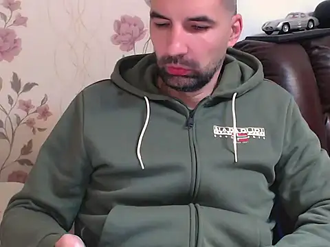 Snapshot of Leo_1617 chatting on April 7, 7:14 pm Leo 1617 online show from April 7, 7:14 pm