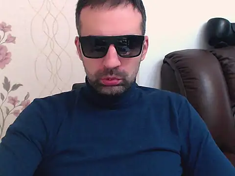 Snapshot of Leo_1617 chatting on April 23, 10:58 am Leo 1617 online show from April 23, 10:58 am