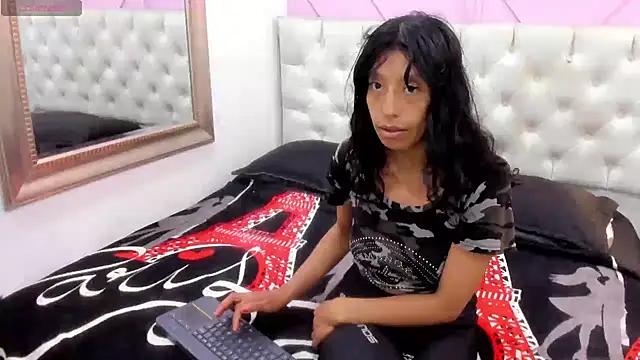 Snapshot of karolinee_66_ chatting on April 28, 4:06 am karolinee 66 online show from April 28, 4:06 am