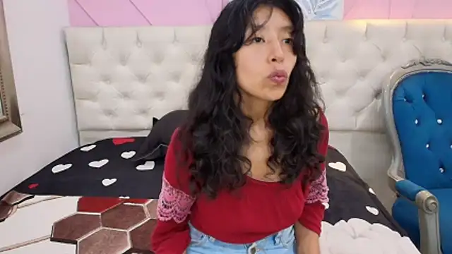Snapshot of karolinee_66_ chatting on May 26, 4:30 am karolinee 66 online show from May 26, 4:30 am