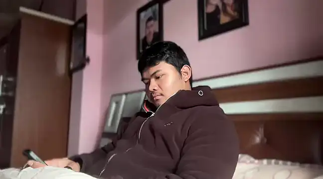 Snapshot of rasbari22 chatting on January 1, 7:52 am rasbari22 online show from January 1, 7:52 am