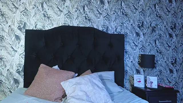 EmiGomez  online show from January 17, 1:27 pm