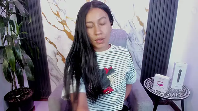 Snapshot of EmiGomez_ chatting on May 27, 1:41 pm EmiGomez online show from May 27, 1:41 pm