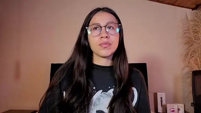 Snapshot of EmiGomez_ chatting on May 29, 1:20 pm EmiGomez online show from May 29, 1:20 pm