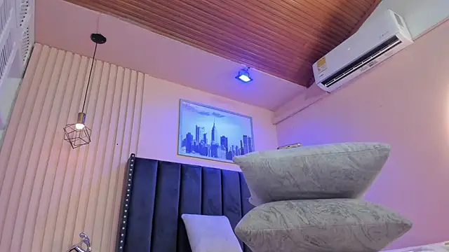 viiolett lee online show from April 16, 8:09 pm