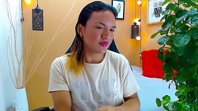 Snapshot of aslyhernandez_7 chatting on September 11, 12:05 pm aslyhernandez 7 online show from September 11, 12:05 pm