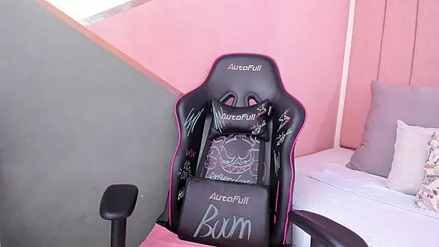 Snapshot of lilith_noahh chatting on January 19, 4:12 am lilith noahh online show from January 19, 4:12 am