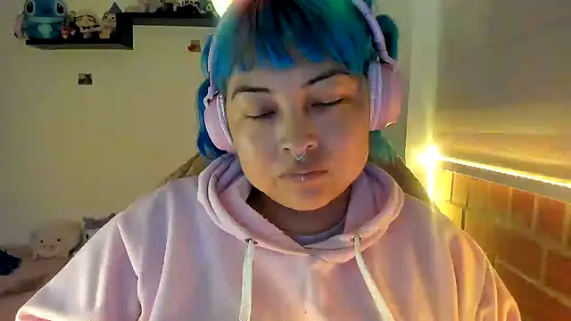 Shaddycute  online show from December 22, 1:02 am